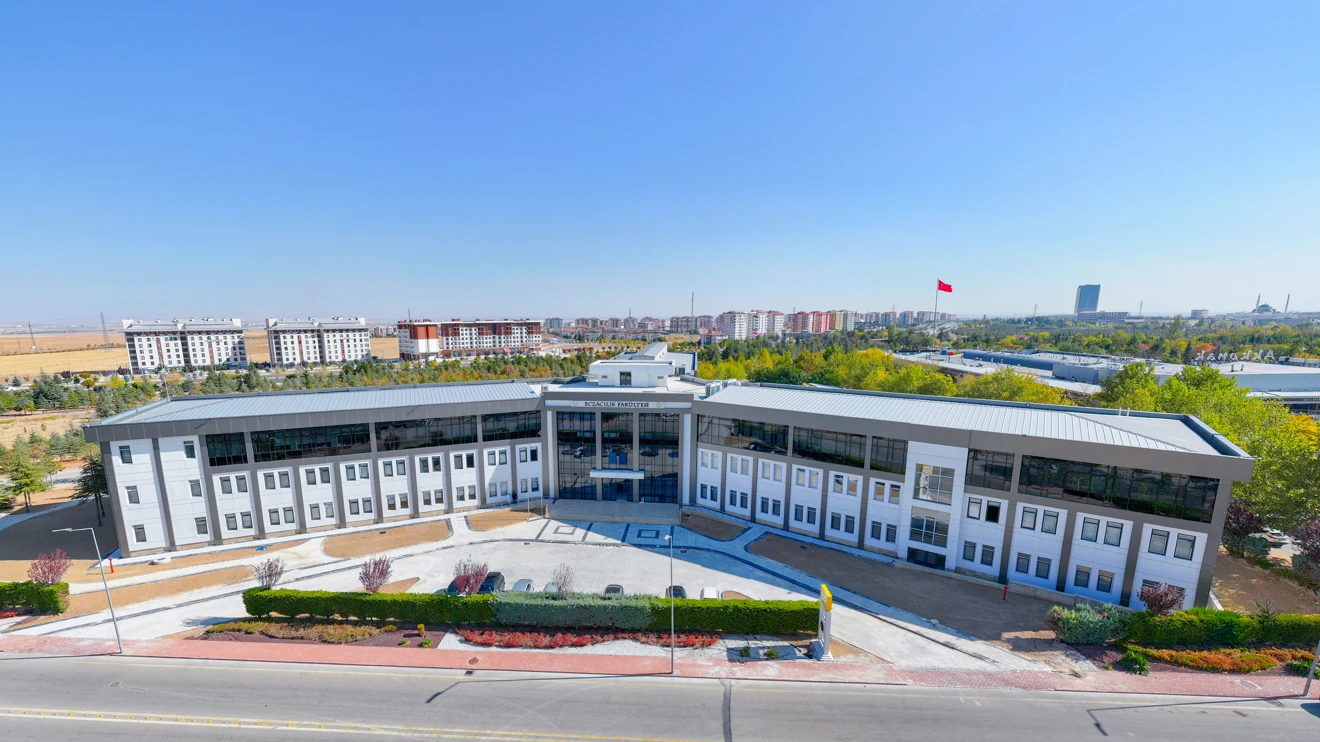 Rektör Yılmaz, Eczacılık Fakültesi binasında incelemede bulundu